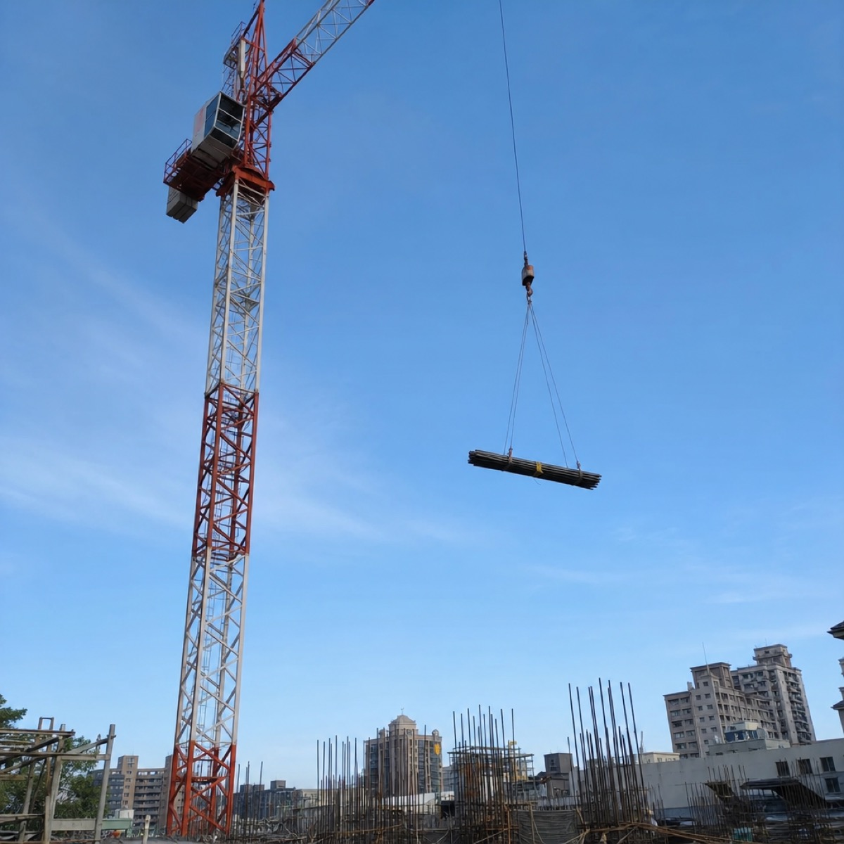 塔吊吊運鋼構